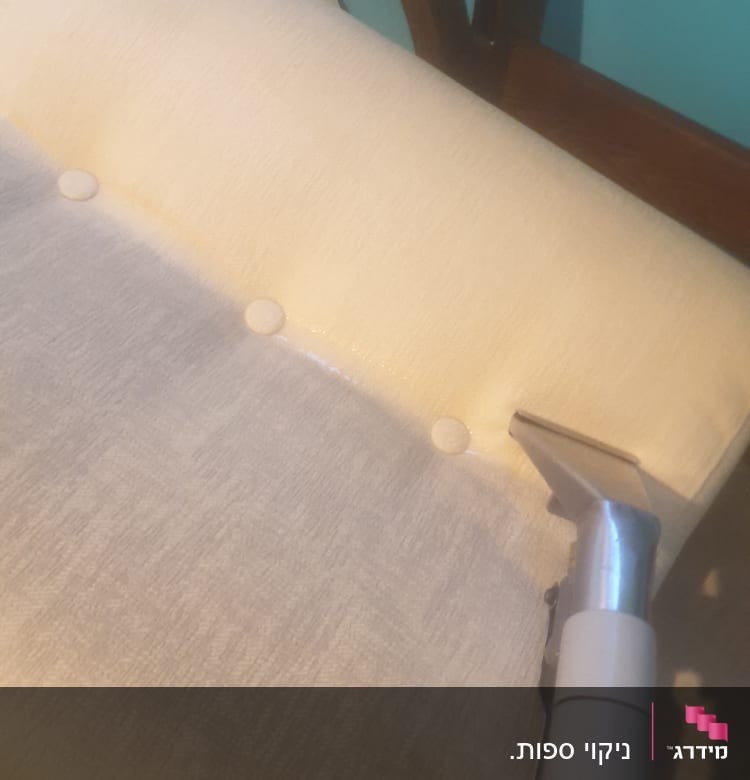 ניקוי ספה עם שואב אבק ידני